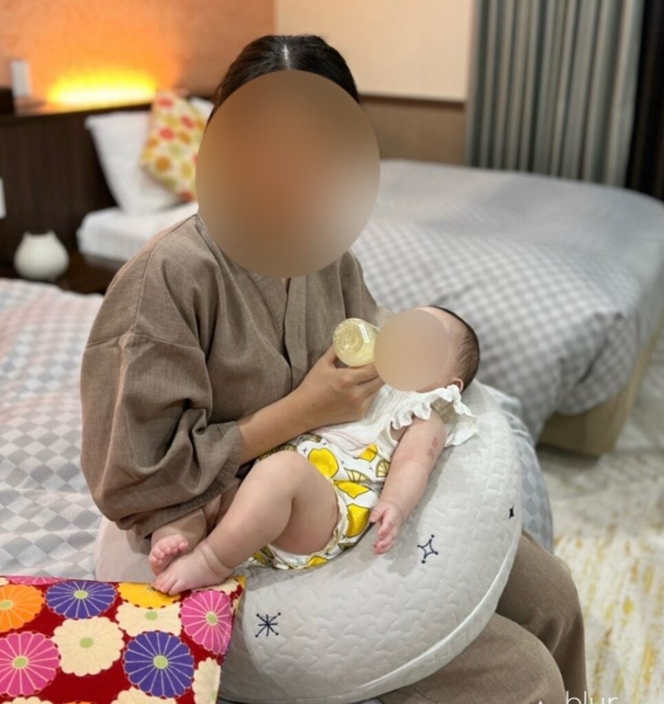 授乳クッションをおススメするブログ記事で実際に筆者が使用している様子